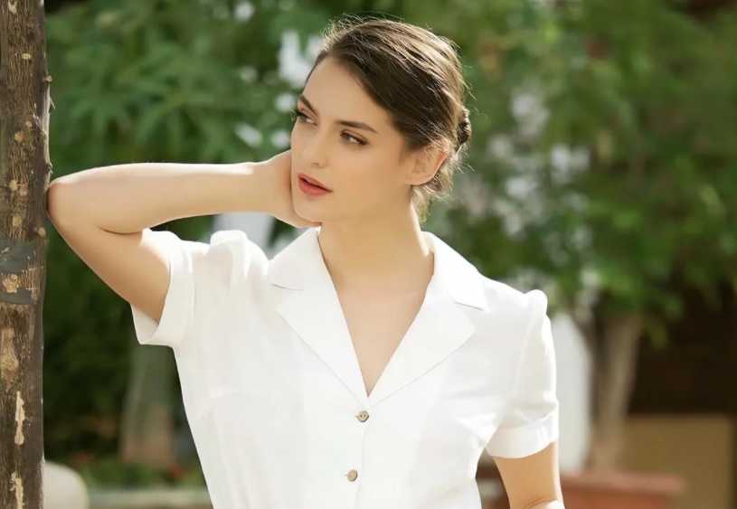 Street Art Symphony: Amateur Model Amidst Urban Canvases 162